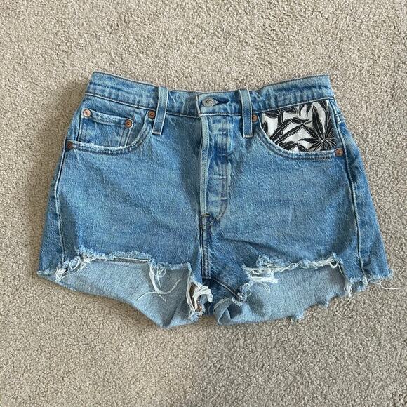 Levi's Strauss Medium Wash Blue High Rise Cut Off Denim Shorts Womens Size W25 - Picture 1 of 7